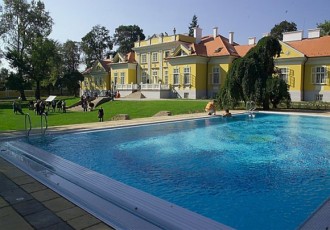 Kastély külső medence