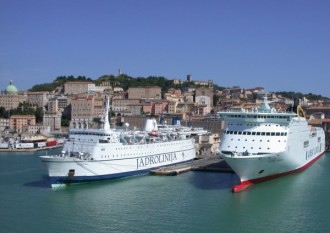 Ancona, hajók a kikötőben