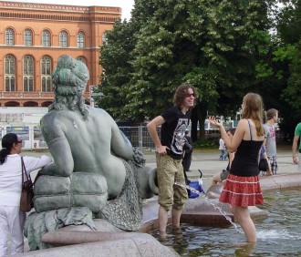 vicces pisilő kisfiú Berlinben