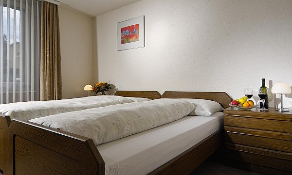 Hotel Roggerli szoba, ágyak