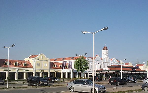 Parndorf Designer Outlet bevásárlóközpont parkoló és étterem