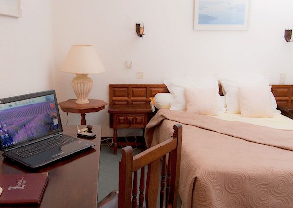Perpignan Hotel-De-La-Loge-szoba - laptop számítógép Wifivel