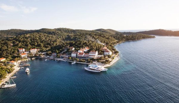 Szálloda és kikötő: Hotel Odisej
